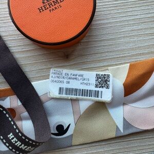 HERMES Silk Parade En Fanfare Twilly Noir Caramel Gris